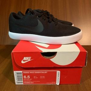 Nike Women’s Essentialist